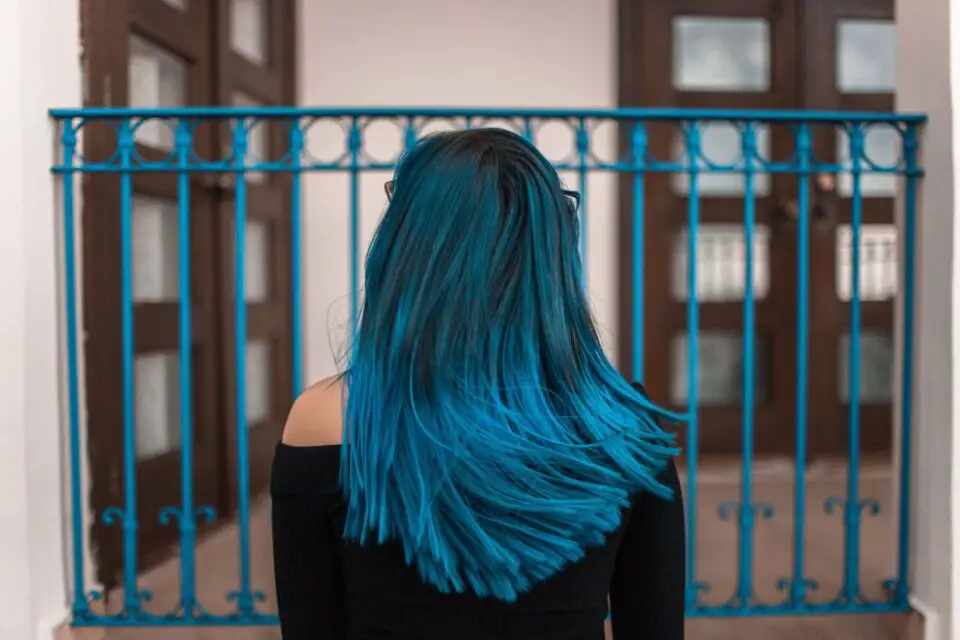 turquoise hair streaks