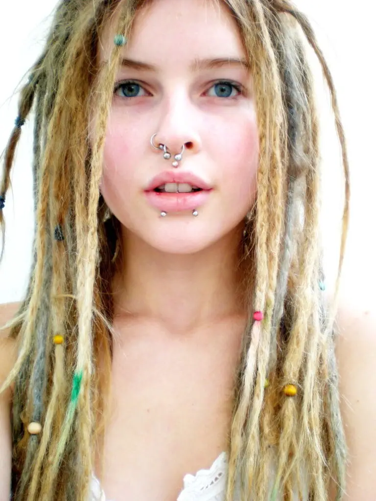 Dreads twist on white woman